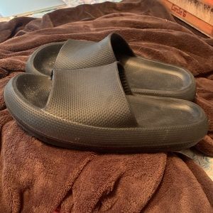 Women’s cloud sandals